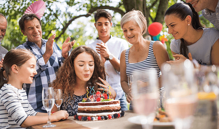 La familia es el núcleo de la sociedad y el lugar donde se pone en práctica los valores, el sentido de la vida, las formas y expresiones culturales, los rituales sociales, laborales, relacionales, etc. Por eso es tan lindo haber nacido en el seno de una familia colombiana, disfrutar y hacer parte de sus tradiciones. Cada momento especial, cada evento importante los cumpleaños, los grados, el Día de la Madre, el Día del Padre, los bautizos, las primeras comuniones y las fiestas religiosas (Día de las Velitas, Navidad, fin de año, etc.), son motivo de celebración y de encuentro familiar. Primero hay que ponerse de acuerdo con el sitio de reunión; la casa de los abuelos, la casa de los tíos, nuestra casa, en fin, nos vamos turnando el sitio dependiendo del motivo. Así, poco a poco van llegando cada uno de los diferentes núcleos familiares, saludo va saludo viene, todos hablamos al mismo tiempo, bromas, abrazos, besos y a veces también algunas discusiones. Para los miembros mayores de la familia, la unión familiar les llena de satisfacción y en cada encuentro ellos repiten la misma frase: “el día que nosotros faltemos por favor sigan reuniéndose, porque la familia es lo más importante”. Aunque cada familia es diferente y nuestras celebraciones tienen ciertas variaciones dependiendo de la idiosincrasia y la región de origen, todas compartimos tres actividades: primera, comer en abundancia; normalmente las mujeres cocinamos guiadas por la madre y/o abuela, porque además de cocinar delicioso, alimentar es su mejor forma de demostrar el amor a su familia. Los alimentos no alcanzan a salir de la cocina en una bandeja, pues constantemente entran los hijos, primos, nietos a “robar” una tostada de plátano, una empanada, un chicharrón, etc., y aunque las mujeres regañamos, también disfrutamos de este peregrinaje en la cocina. Segundo, bailar; la música es indispensable en nuestras reuniones, bailamos en familia entre padres - madres e hijo(a)s, sobrino(a)s, primo(a)s, esposos, yernos, nueras y algún amigo o amiga, que la mayoría de veces es invitado. Cada generación elige la música que más les gusta, saltan los recuerdos de los momentos y etapas de la vida de cada uno y… a sacar pareja. Tercero, rezar; para dar gracias por nuestra unión familiar y por los logros de los diferentes miembros de la familia. La abuela reclama que ella le pidió a la virgen o al señor de los milagros para que se hiciera realidad el motivo de la celebración, de tal forma que como mínimo hay que rezar un padre nuestro y/o un ave maría. Así pues, las familias colombianas cumplimos con nuestra hermosa función de transmisión y promoción de valores, costumbres, normas y rituales que, con el paso de los años, son adoptados por las nuevas generaciones. Cuéntanos cómo son las celebraciones de tu familia, comparte tus anécdotas familiares con todos los colombianos.